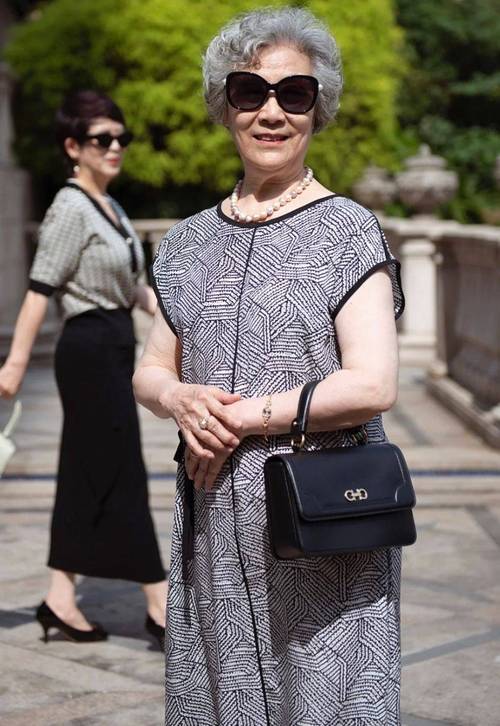 �������������¡���������ݼ۸��һ�����������������¡�Ǽ۸����Ƕ��٣�